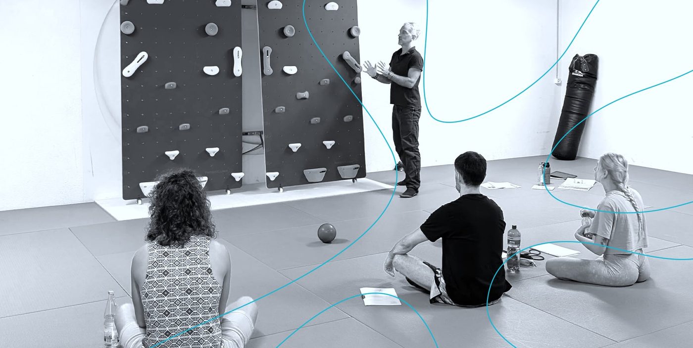 Fortbildung therapeutisches Klettern: Schulungsleiter erklärt einer Gruppe von Therapeuten die Therapie-Kletterwände