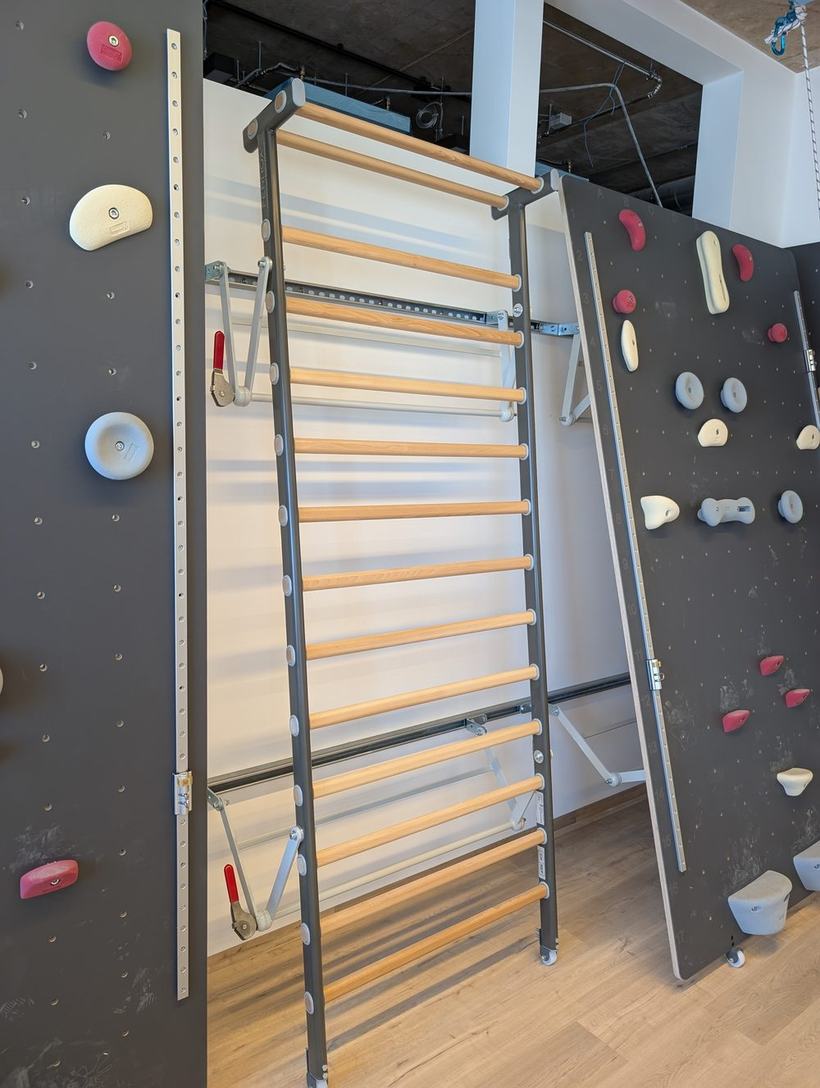 Die integrierte Sprossenwand in senkrechter Stellung