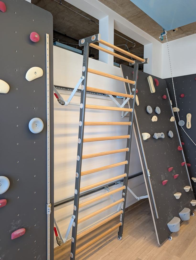 Dieselbe Sprossenwand in geneigter Stellung